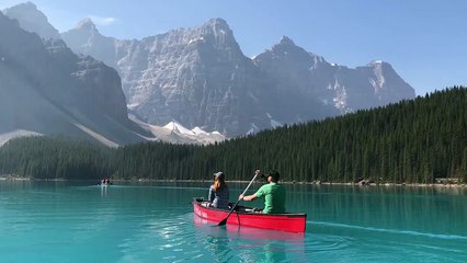 Ce couple navigue en canoe sur un lac magnifique du Canada - Glacial lake