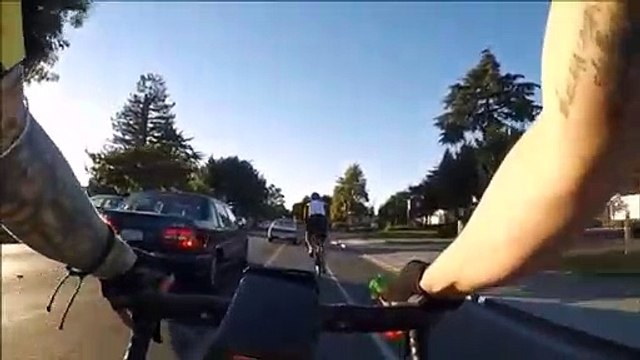 Un cycliste crie sur un automobiliste et se fait rattraper par le karma