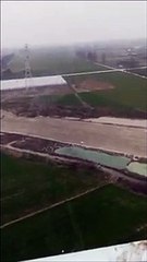 Cet homme échappe de peu à la chute d'un pylône électrique