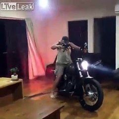 Faire de la moto dans la maison : très mauvaise idée