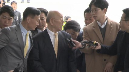 [영상] "왜 이래?"... 전두환, 취재진 질문에 버럭 / YTN