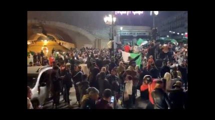 Après l&#39;annonce de Bouteflika, les rues d&#39;Alger en liesse