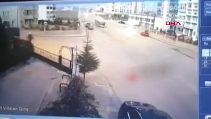 Ankara'da Belediye Otobüsü ile Hafif Ticari Araç Çarpıştı 1 Ölü, 4 Yaralı