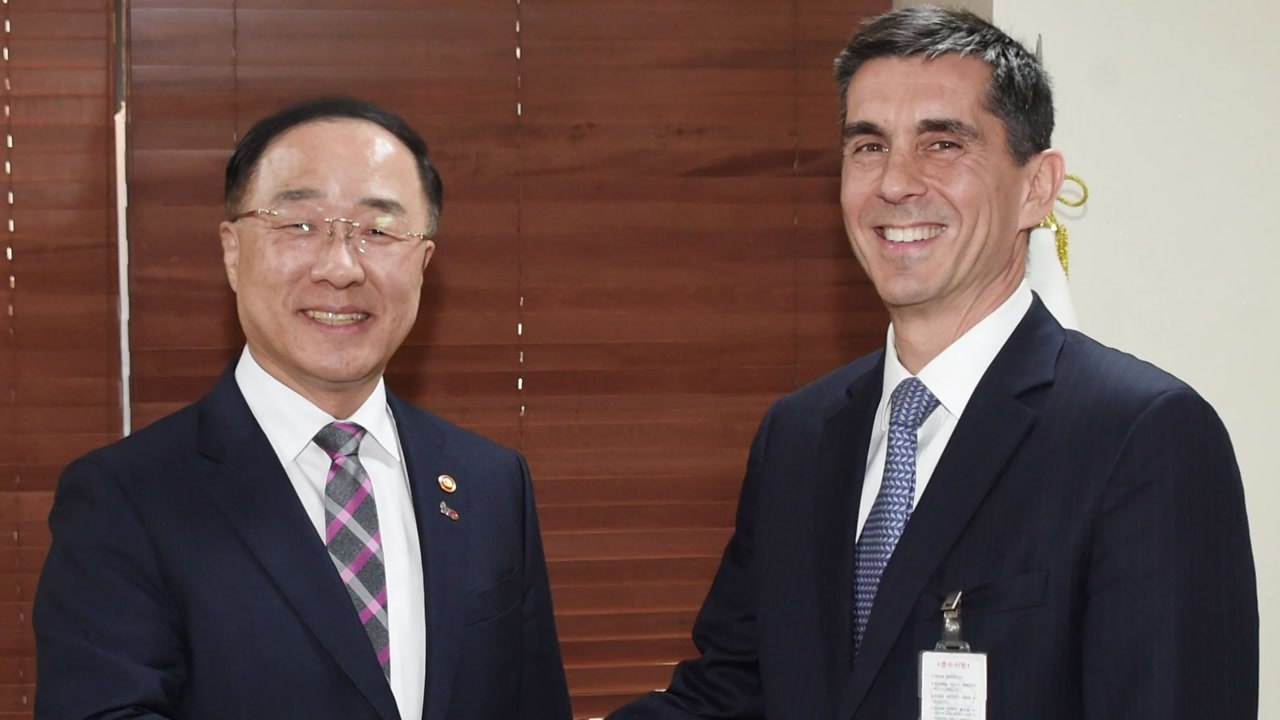 IMF 미션단 "한국 최저임금 인상속도 우려돼...적극 재정 나서야" / YTN