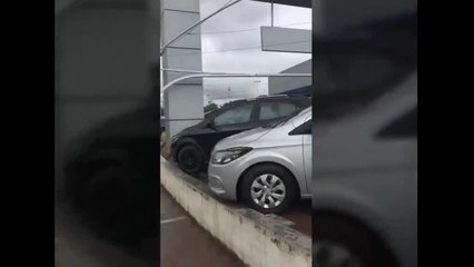 Carros da GM ficam destruídos em alagamento