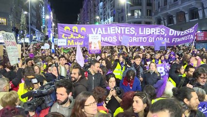 Video herunterladen: Madrid clama por la igualdad entre hombres y mujeres