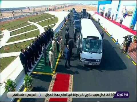 صدى البلد - «السيسي» يلتقط صورة تذكارية أثناء افتتاح مشروع 100 ألف صوبة زراعية في العاشر من رمضان