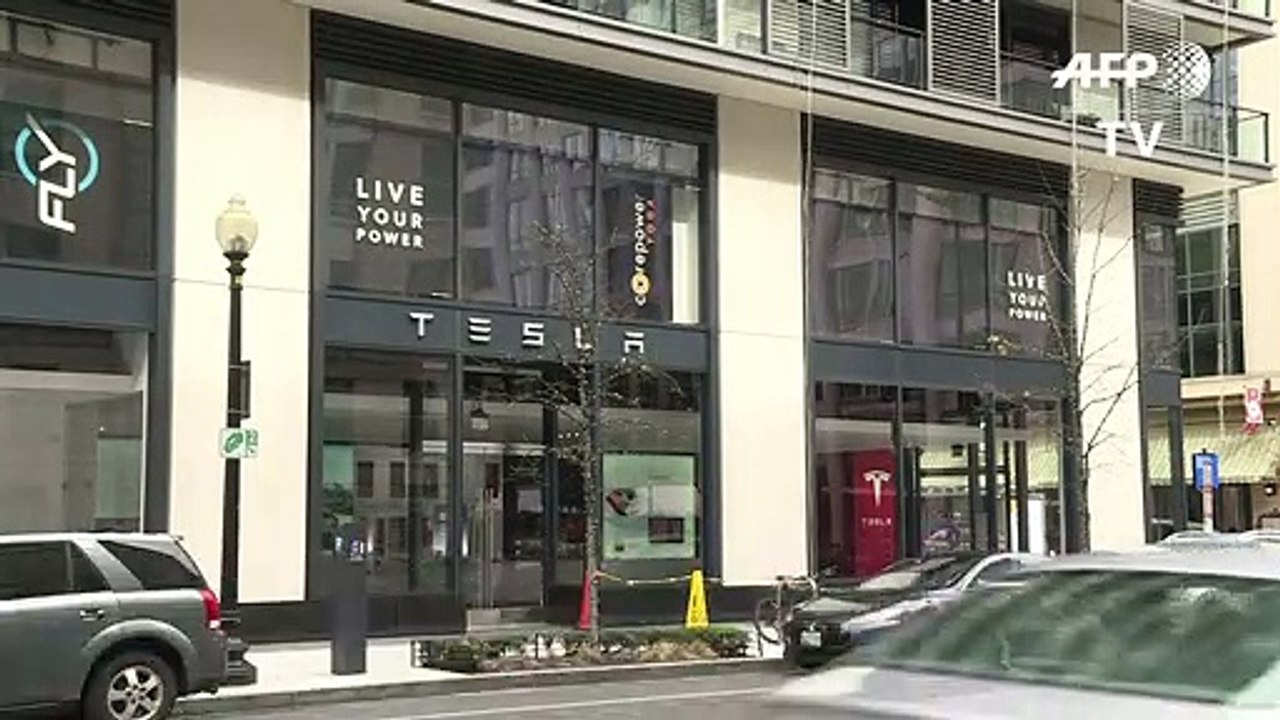 Tesla mantém lojas físicas