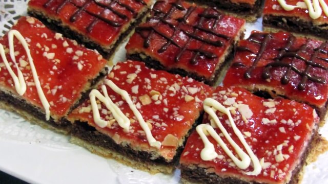 حلوى الطبقات بالمربى سريعة و إقتصادية تدوب في الفم خفيفة و هشيشة حلويات العيد