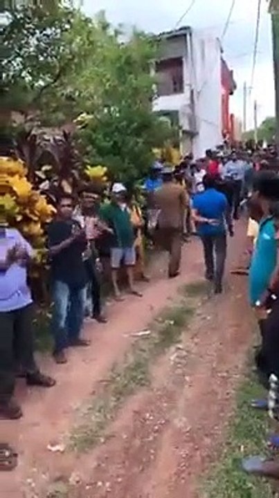 මොරටුවෙන් හෙරොයින් කිලේ 160ක් අල්ලාගත් එකට වටේ ජනතාව ඔල්වරසන් දුන් හැටි මෙන්න බලන්න​