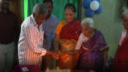 அணைக்கும் கரங்கள் முதியோர் இல்ல ஆண்டு விழா முதியவர்கள் ஒருவருக்கொருவர் இனிப்பு வழங்கி கொண்டாட்டம்