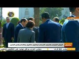 صدي البلد - الرئيس السيسي والرئيس الفرنسي إيمانويل ماكرون يصافحان وفدي البلدين