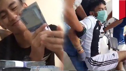 Télécharger la video: Pencuri HP pura-pura kesurupan ketika ditangkap polisi - TomoNews