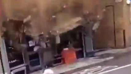 مرد بریتانیایی از ریزش بخشی از یک ساختمان جان سالم به در برد