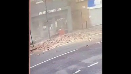 Прохожий увернулся от падающей стены дома