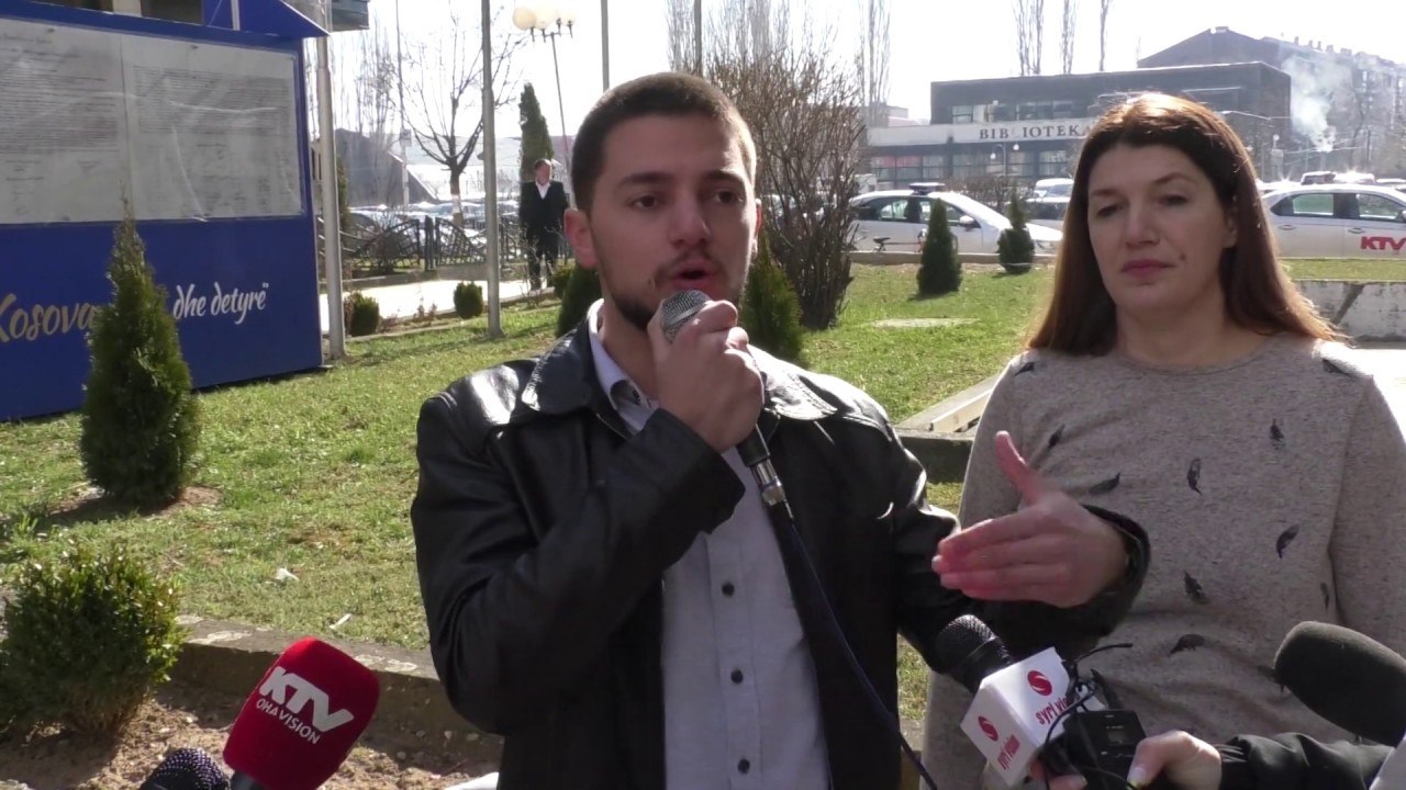 Shoqëria civile protestoj kundër ndryshimit të statusit të zonës rreth Kullës së Sylejman Vokshit