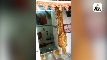ચમત્કારઃ આ મંદિરમાં એક જ અગરબત્તીમાંથી નીકળે છે બે ધૂપની  શેર