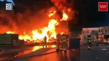 Los bomberos controlan el espectacular incendio de un almacén de reciclaje en Alcorcón