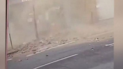 Hauswand stürzt auf Bürgersteig: Passant kommt mit Schrecken davon