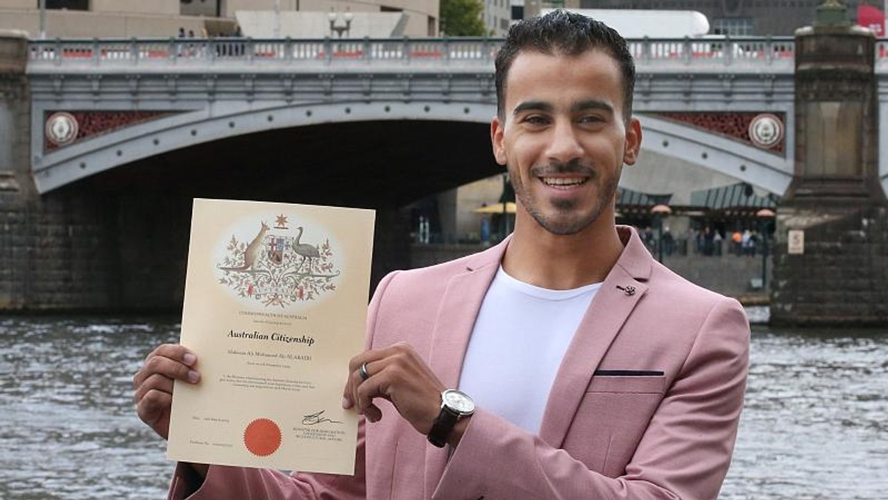 شاهد: أستراليا تمنح الجنسية للاعب كرة القدم الب...