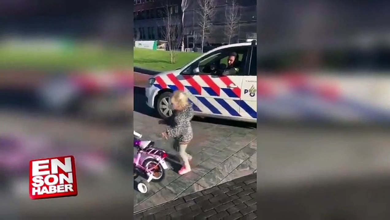 Kendine yarış teklif eden bisikletli küçük kızı kırmayıp yarışan polis