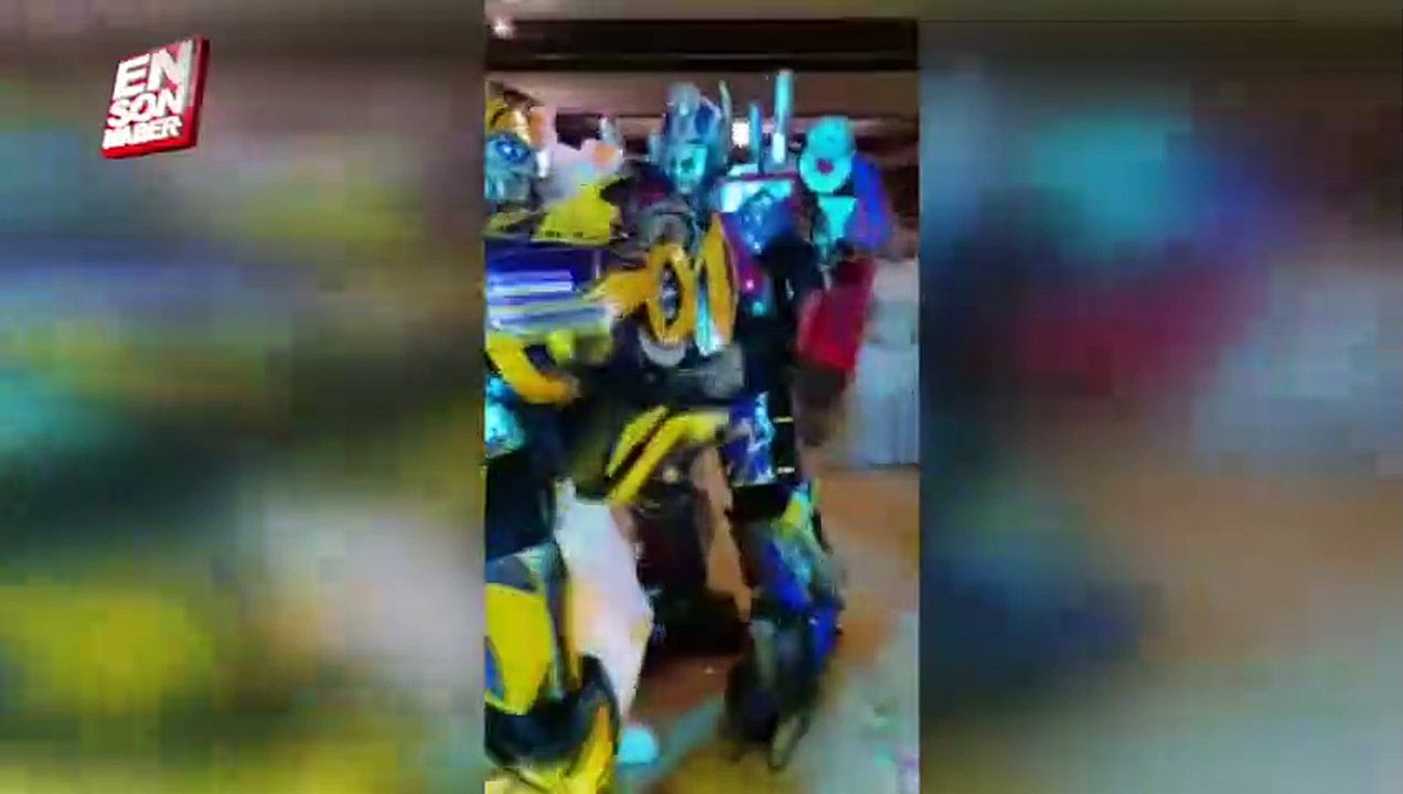 Düğünde halay çeken Transformers Bumblebee