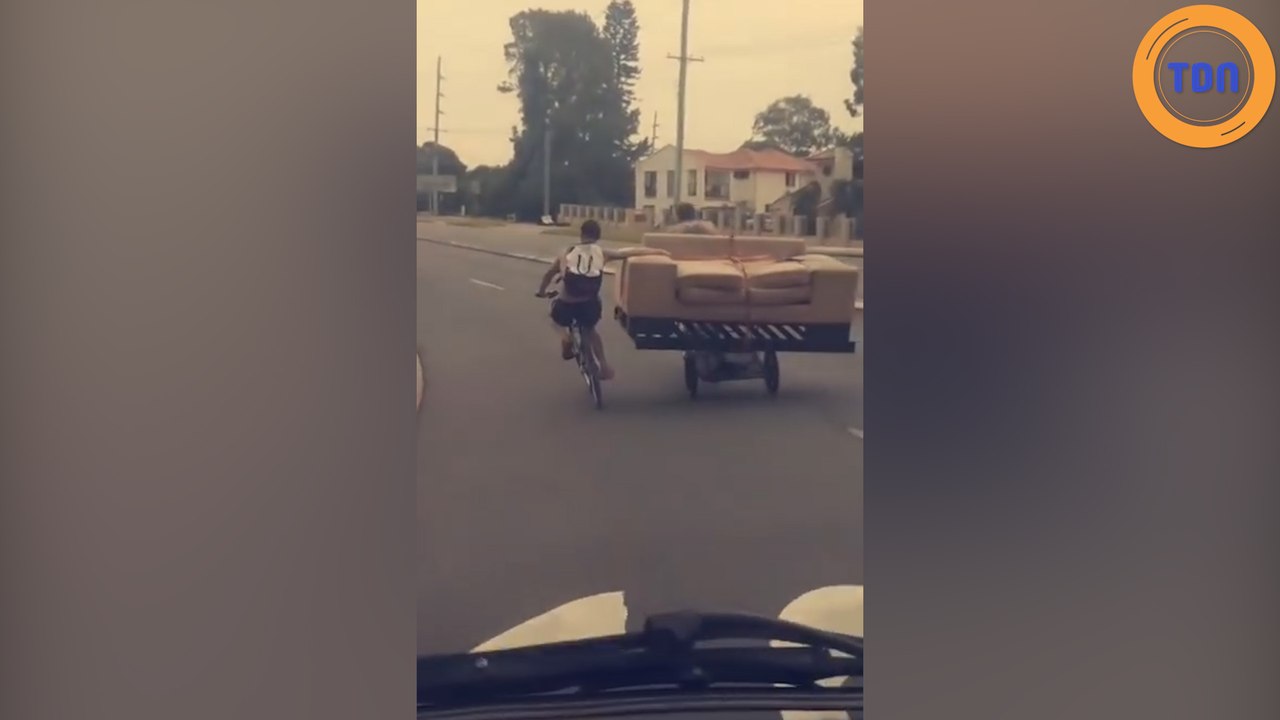 À deux, ces cyclistes vont transporter un énorme canapé grâce à une technique ingénieuse !