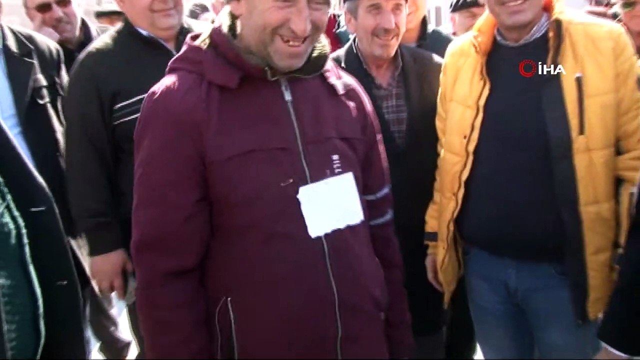 Murat Aydın’ın mikrofon uzattığı engelli vatandaş, “Beykoz’a hizmet yapmanızı istiyoruz”