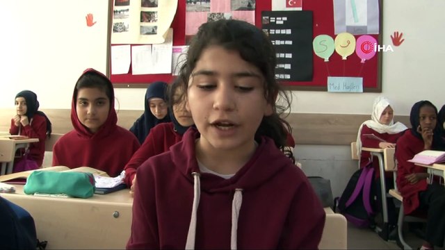 Ortaokul öğrencisinden örnek davranış...Parkta bulduğu paranın sahibini bulamayınca polis ekiplerine teslim etti