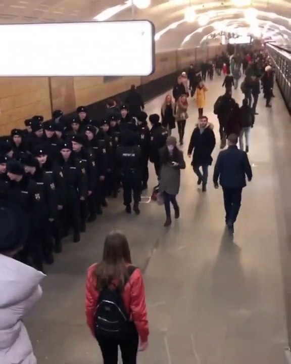 Il perd son arme à feu devant la police
