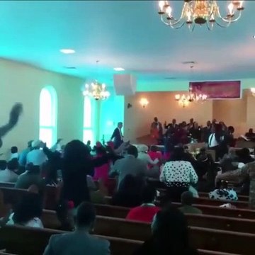 NYC mayor, Bill de Blasio, flaps his arms at church, while choir sings R. Kelly's I Believe I Can Fly