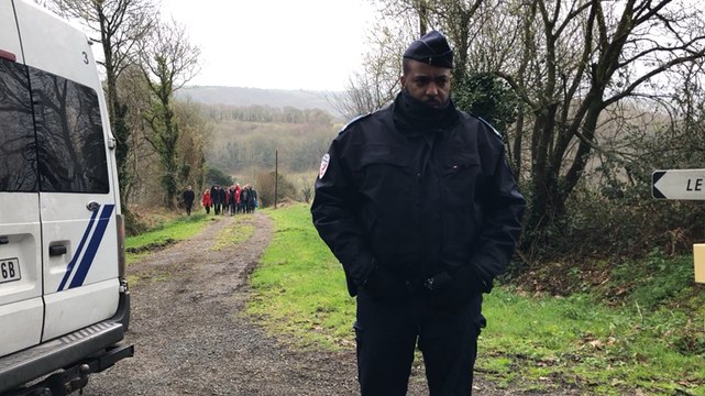 Affaire Troadec. Hubert Caouissin avec les enquêteurs dans sa ferme à Pont-de-Buis