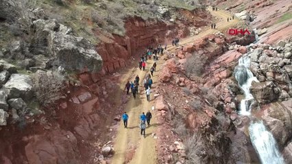 Hakkari Yüksekovalı Öğrenciler Doğa Yürüyüşü Yapıp, Derede Yüzdü