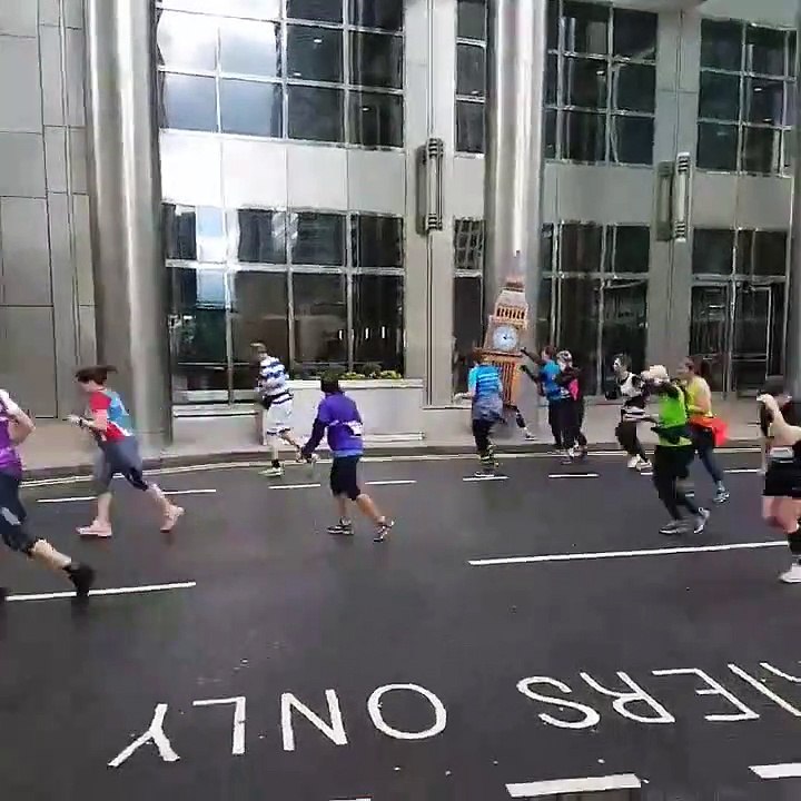 Scènes hilarantes ce matin quand un mec déguisé en Big Ben se fait emporter par les vents