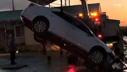 군산 부둣가서 차량 추락...60대 운전자 사망 / YTN