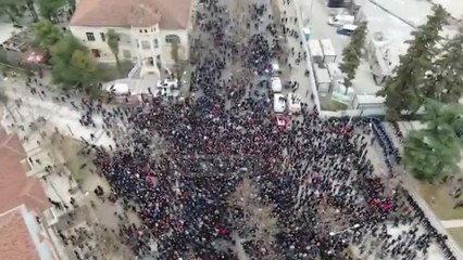 Tải video: Report TV - PAMJET me dron nga protesta e opozitës para Parlamentit