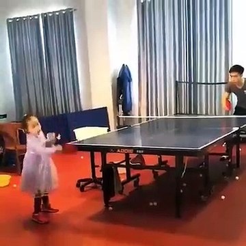 Cette petite fille est une surdouée du ping-pong