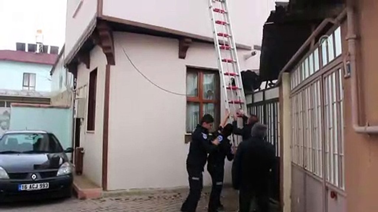 Tele takılan güvercini itfaiye ekipleri kurtardı - BURSA