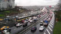İstanbul'da trafik yoğunluğu v’ya ulaştı, sürücüler kavgaya tutuştu