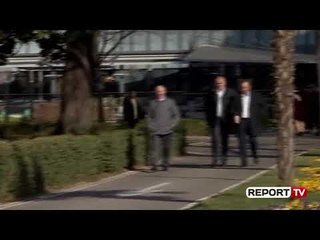 Report TV - Protesta e opozitës/ Deputetët mbërrijnë në Parlament