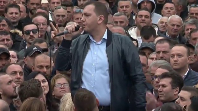 Ora News - Rudina nuk dorëzoi mandatin, Kiri Hajdari përkrah Bashës: Rama ik!