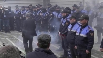 Tension në protestën e opozitës, hidhen kapsollë, tymuese dhe pankarta drejt policisë