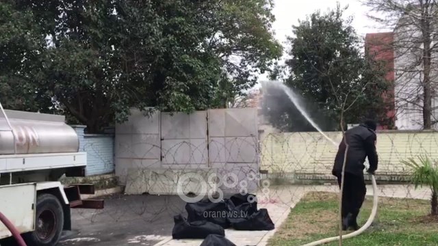 Ora News - Tentojnë të rrëzojnë portën, policia lag me ujë protestuesit