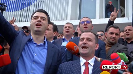 Report TV - Basha 'zë mend', pajton tenor për të kënduar himnin që përmbyll protestën