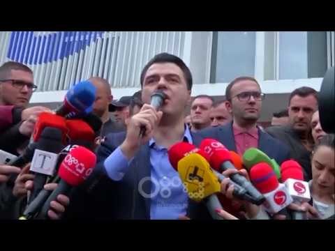 Ora News - Rama ik! Opozita 3 orë para Kuvendit, protestuesit hedhin shashka e tymuese