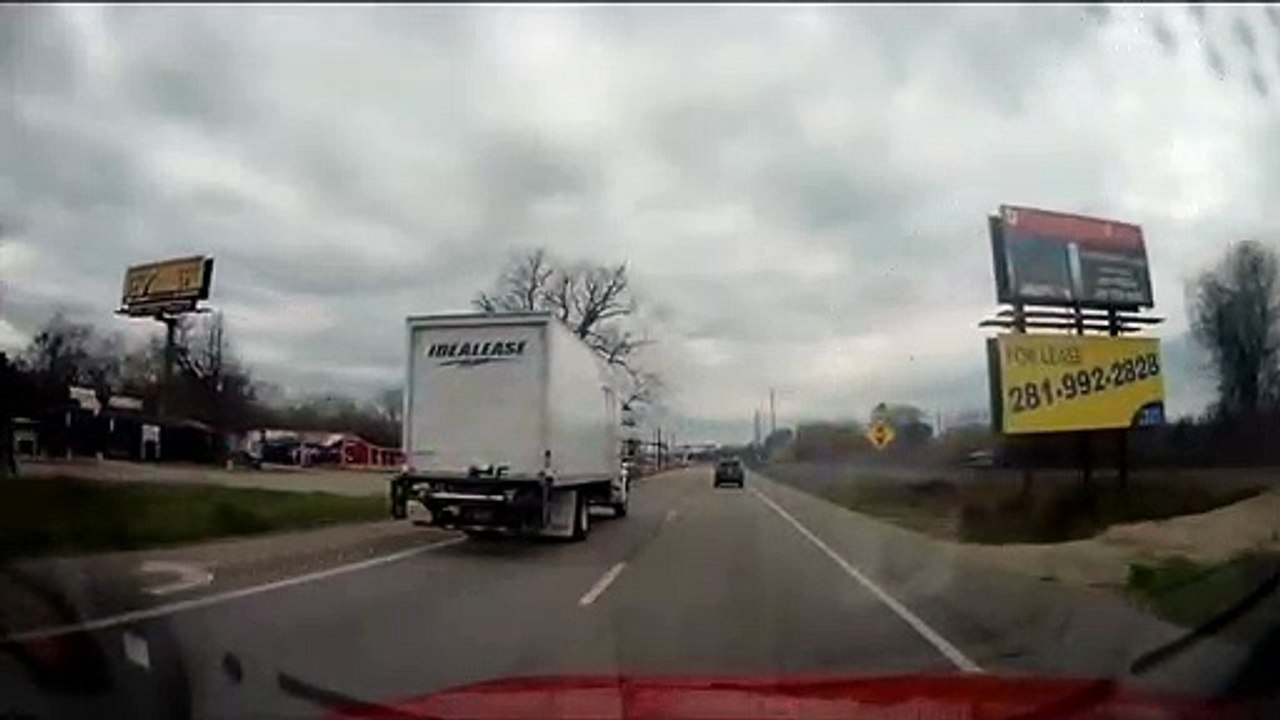 Un camion percute une nacelle élévatrice.