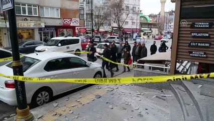 Park halindeki aracın üstüne beton parça düştü - SİVAS