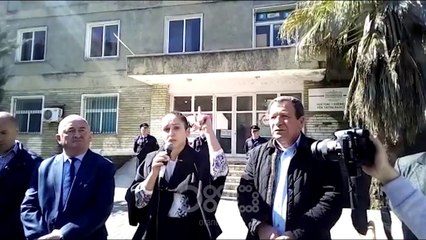 Ora News – Bashkia dhe banorët e Skraparit protestojnë për zhbllokimin e buxhetit