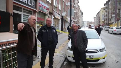 Park Halindeki Aracın Üstüne Beton Parça Düştü