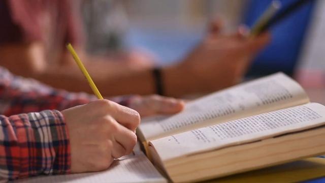 Millennials Ditching Text Books, Going Digital to Cut College Expenses